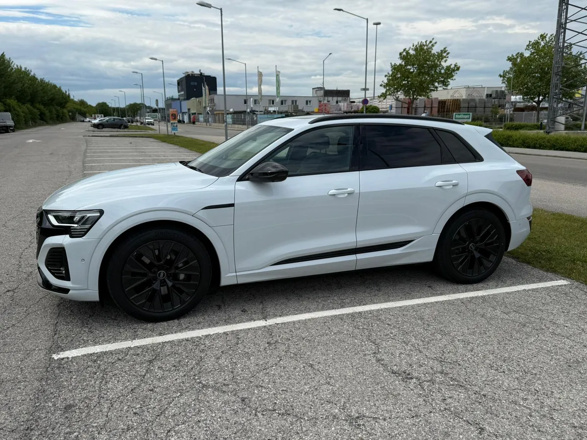 Audi Q8 2023 photo 2