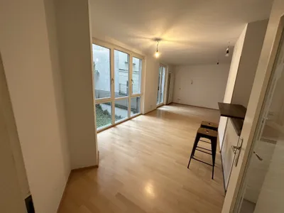 KARLSPLATZ IS CALLING: ruhige 2-Zimmer-Wohnung mit Gemeinschaftsdachterrasse! – Bild 3