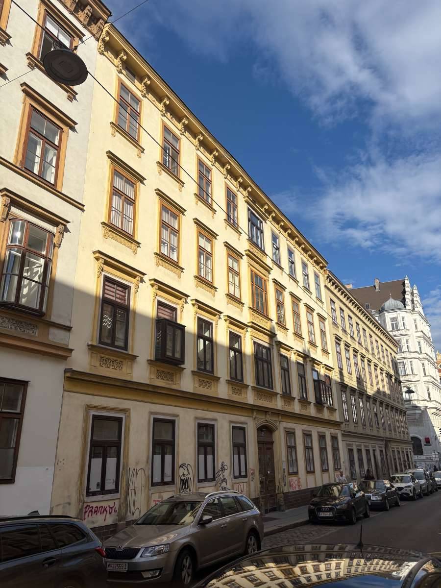 Altbau-Mehrparteienhaus mit Rohdachboden-Potenzial in Bestlage von Margareten - Ansicht 2