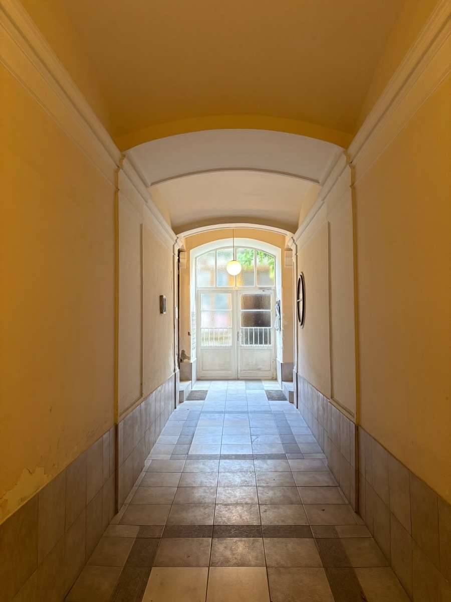 Altbau-Mehrparteienhaus mit Rohdachboden-Potenzial in Bestlage von Margareten - Ansicht 3
