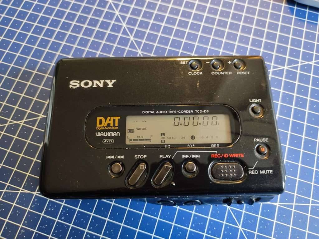 SONY DAT WALKMAN TCD-D8 本体と付属品 Amazon.co.jp: SONY TCD-D8 DATウォークマン (premium vintage) : 家電