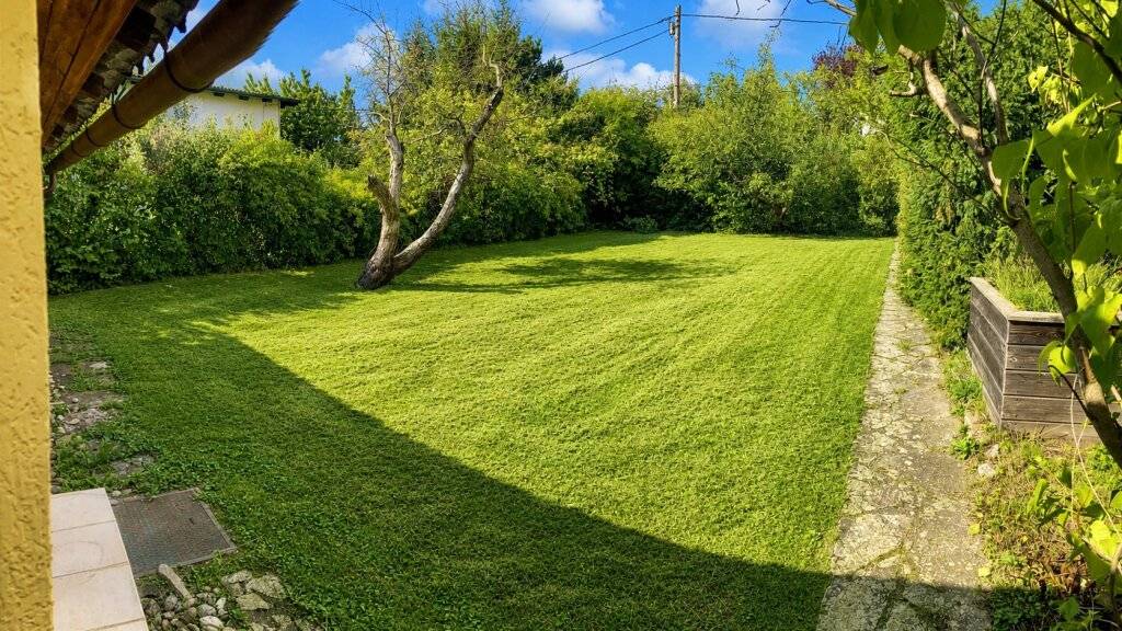 Stadtblick in Ruhelage mit Parkplätzen - Ansicht 3