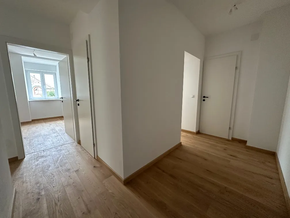 Erstbezugscharakter: Stilvoll renovierte Wohnung im Zentrum von Bad Gleichenberg mit Parkplatz - Ansicht 2