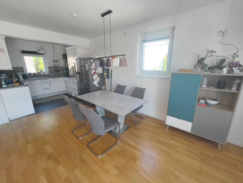 Modernes Reihenendhaus mit Blick über eine idyllische Hügellandschaft – pohled 3
