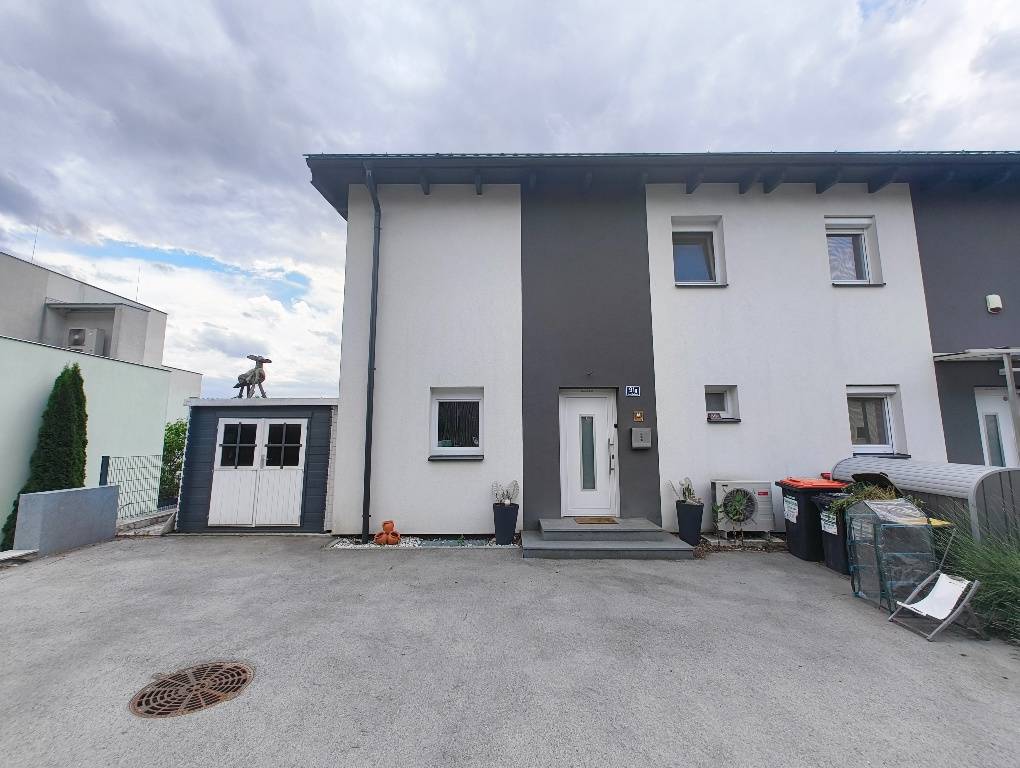Modernes Reihenendhaus mit Blick über eine idyllische Hügellandschaft – pohled 2