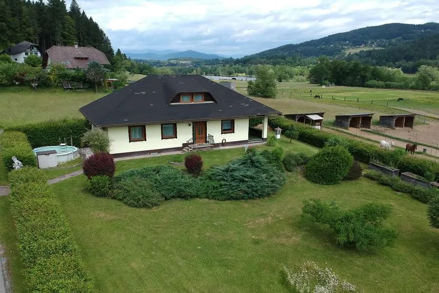 Malerischer Bungalow in sonniger Ruhelage mit Blick auf den Hafnersee - Widok 2