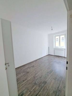 Helles 13 m² Zimmer in 2er WG (U1 Keplerplatz)