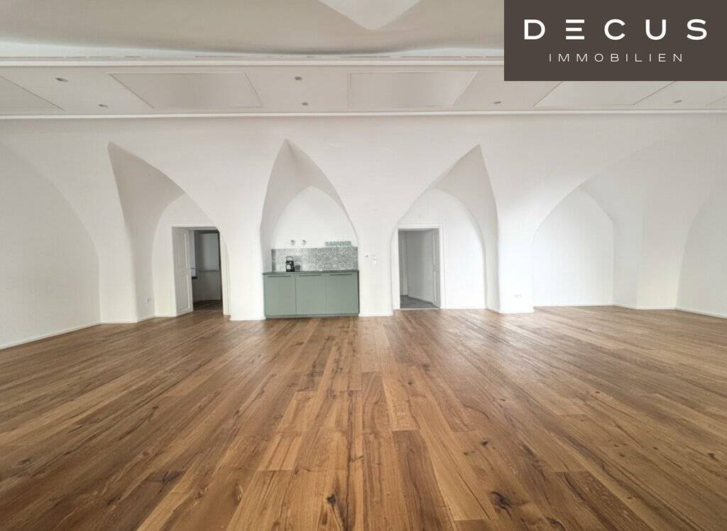 | ATTRAKTIVE BÜROFLÄCHE | 1. OG | ca. 90m² | VIELSEITIG NUTZBAR | 1 OFFENER BÜRORAUM & TEEKÜCHE | INNENSTADTLAGE | NÄHE HAUPTPLATZ & FÄRBERPLATZ - Ansicht 2