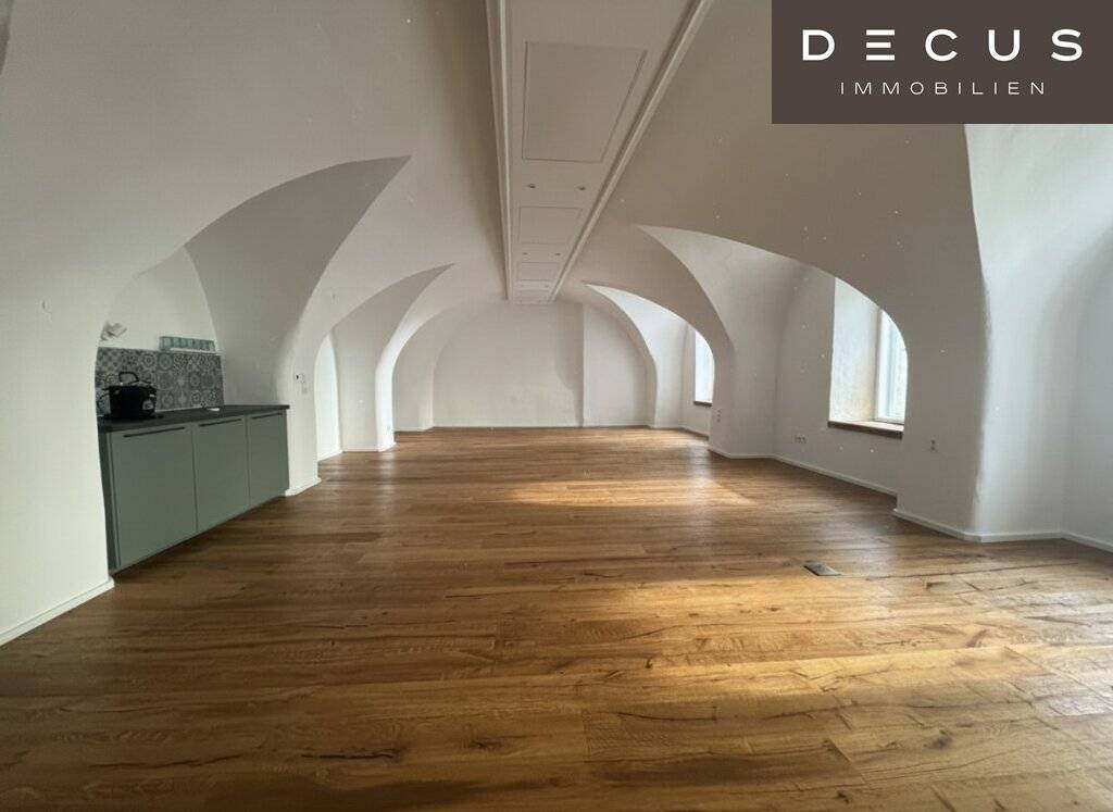 | ATTRAKTIVE BÜROFLÄCHE | 1. OG | ca. 90m² | VIELSEITIG NUTZBAR | 1 OFFENER BÜRORAUM & TEEKÜCHE | INNENSTADTLAGE | NÄHE HAUPTPLATZ & FÄRBERPLATZ - Ansicht 3