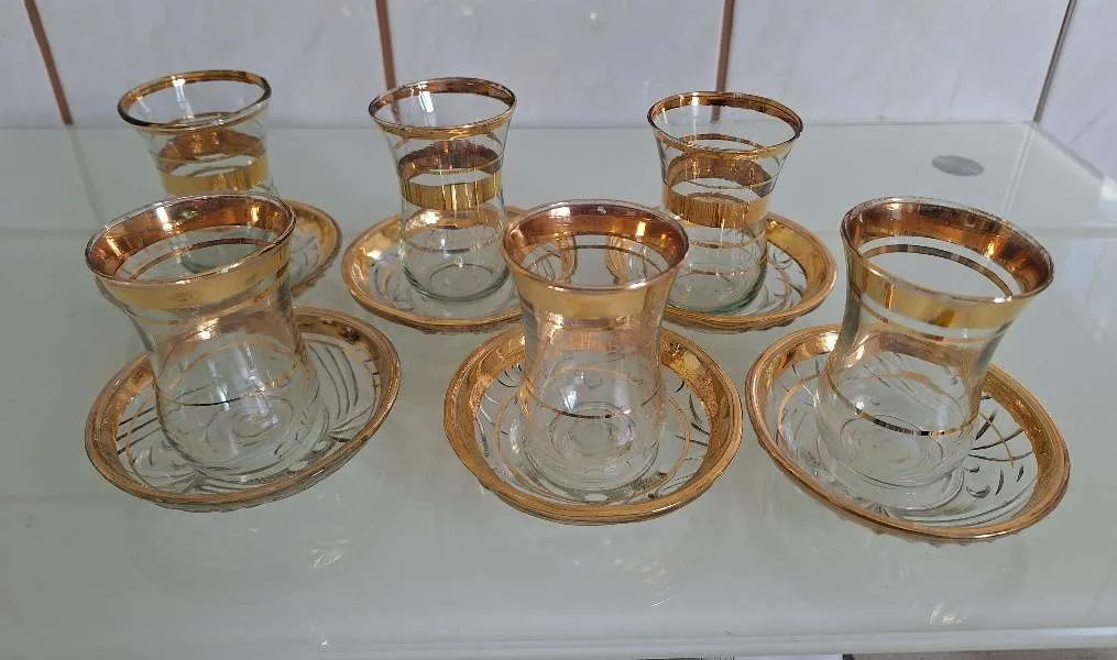 Vintage Set: 6 Stück türkische Teegläser mit Untersetzer, € 24,- (1220 Wien)