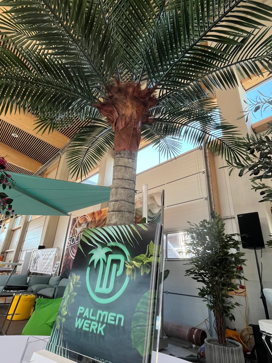 PALMENWERK / Kunstpalme / Außenbereich / UV-beständig / patentierte Palmwedel / Kunstpflanze / Outdoor / Kunstbaum / Palme / Therme / Gastro / Wellness / Pool / Garten / Gartengestaltung, € 1.490,- (3110 Afing)