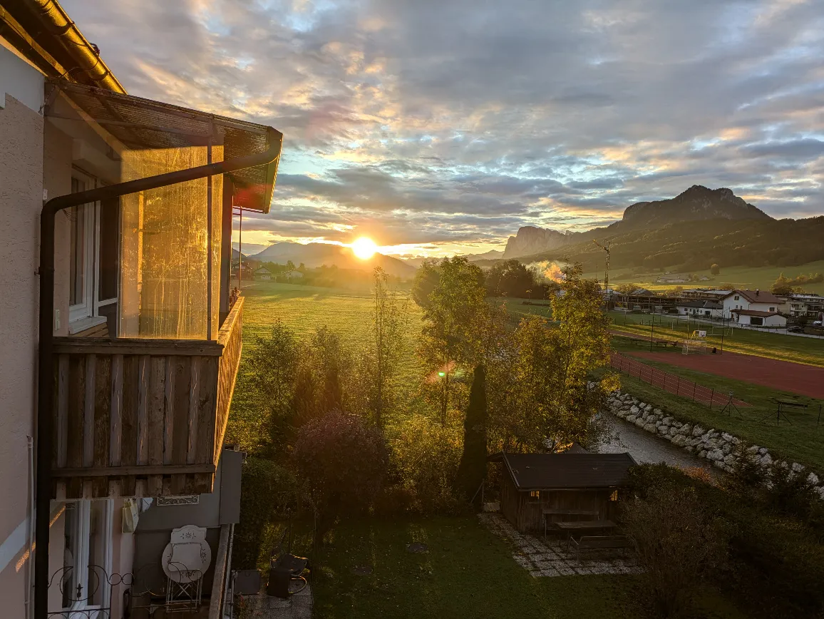 Boutique-Wohnung am Bach im Salzburger Seenland // Voll möbliert | Balkon mit Bergblick | Homeoffice & Creative Studio | Top Salzburg-Anbindung, Thalgau