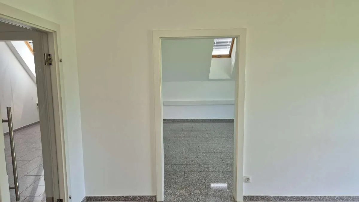 Großraumbüro + extra Büroraum - Parkplätze - Ruhige Lage - Ansicht 2