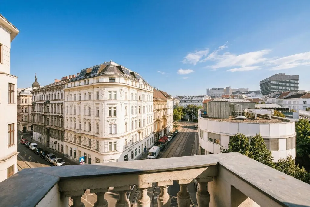Familienfreundliche 5-Zimmer-ALTBAUWOHNUNG mit Stil - Ansicht 2