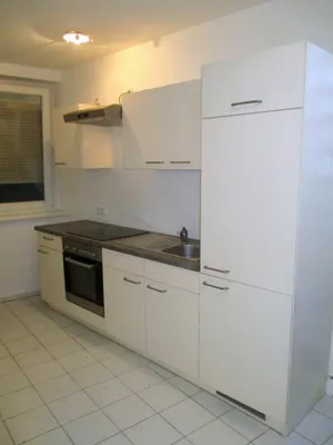 Helle 2-Zi-Wohnung mit Einbauküche, Badewanne, WG-tauglich! – Bild 3