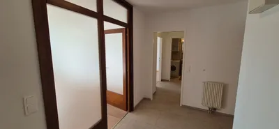 Helle, frisch renovierte 2,5-Zimmer-Wohnung | Lift | Ruhelage | Fernblick | Gemeinschaftsgarten – Bild 3