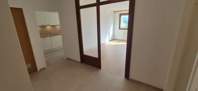 Helle, frisch renovierte 2,5-Zimmer-Wohnung | Lift | Ruhelage | Fernblick | Gemeinschaftsgarten – Bild 2