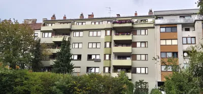Helle, frisch renovierte 2,5-Zimmer-Wohnung | Lift | Ruhelage | Fernblick | Gemeinschaftsgarten