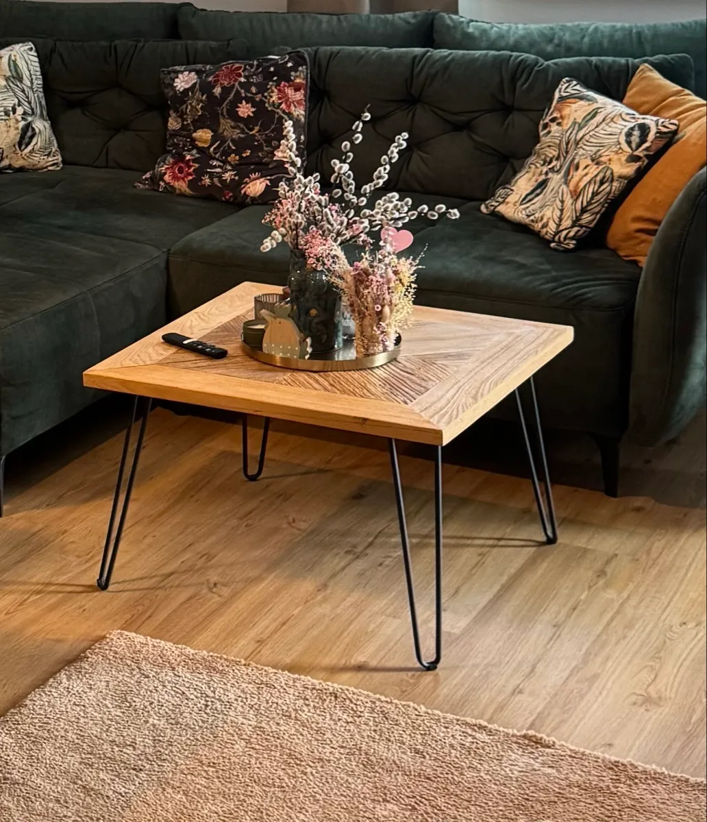 Stylischer Couchtisch Holz (Fischgrät / Muster) mit Hairpin Legs (Industrial / Boho), € 70,- (4975 Suben)