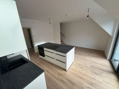 Hochwertig ausgestattet: 3,5-Zimmer-Maisonettewohnung mit Einbauküche, Balkon & Terrasse - 1220 Wien – Bild 3