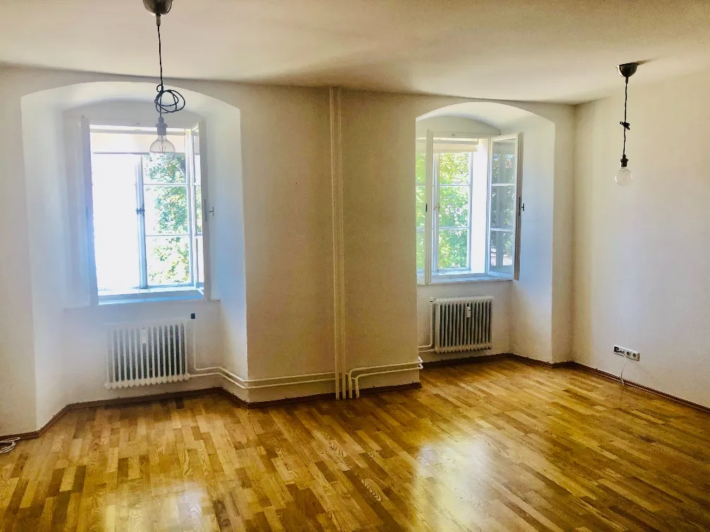 Sonnige, 46 m² Stadtwohnung im Schloss Pollheim, 2 Zimmer, Parkplatz, Wels-Zentrum - Ansicht 2