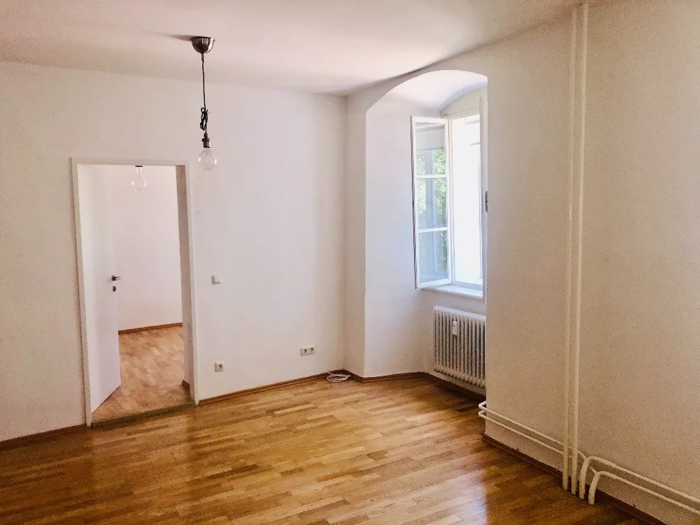 Sonnige, 46 m² Stadtwohnung im Schloss Pollheim, 2 Zimmer, Parkplatz, Wels-Zentrum - Ansicht 3