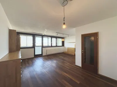 Genießen Sie diesen Weitblick! Teilmöblierte 2 Zimmer Wohnung - mit großem Wintergarten – Bild 3