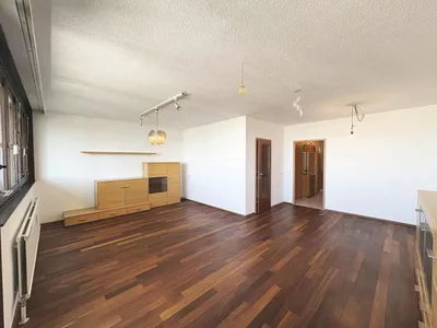 Genießen Sie diesen Weitblick! Teilmöblierte 2 Zimmer Wohnung - mit großem Wintergarten – Bild 2