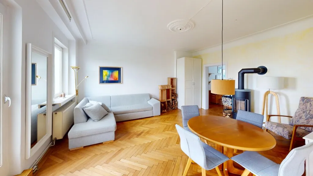 Lichtdurchflutete Altbauwohnung mit hohen Räumen und Loggia – pohled 2