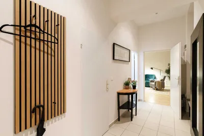 Möblierte 3-Zimmer Altbauwohnung mit Balkon – Bild 2