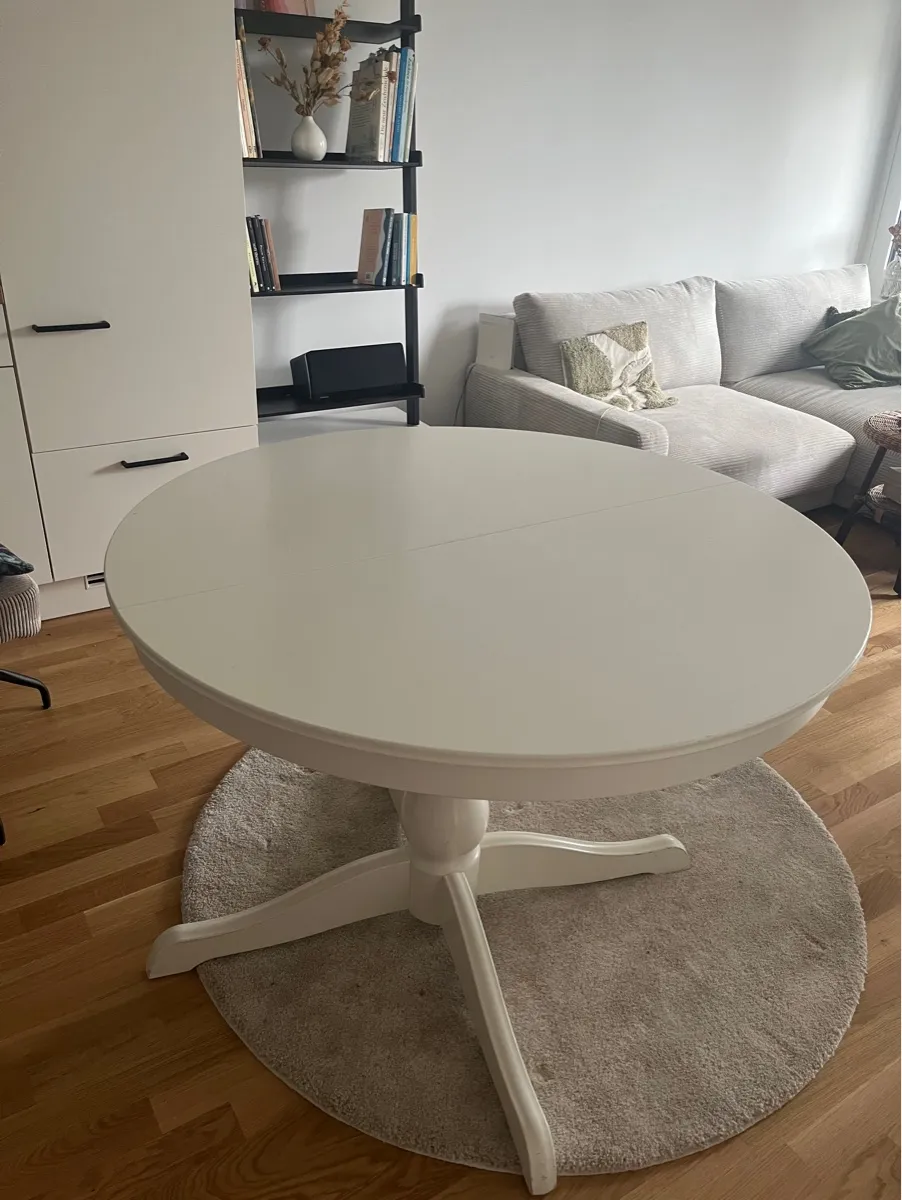 Runder Ikea Tisch ausziehbar + 4 Stühle / INGATORP weißer runder (ovaler) Esstisch für 4-6 Personen + 4 ROSENTORP Stühle, € 380,- (1070 Wien)