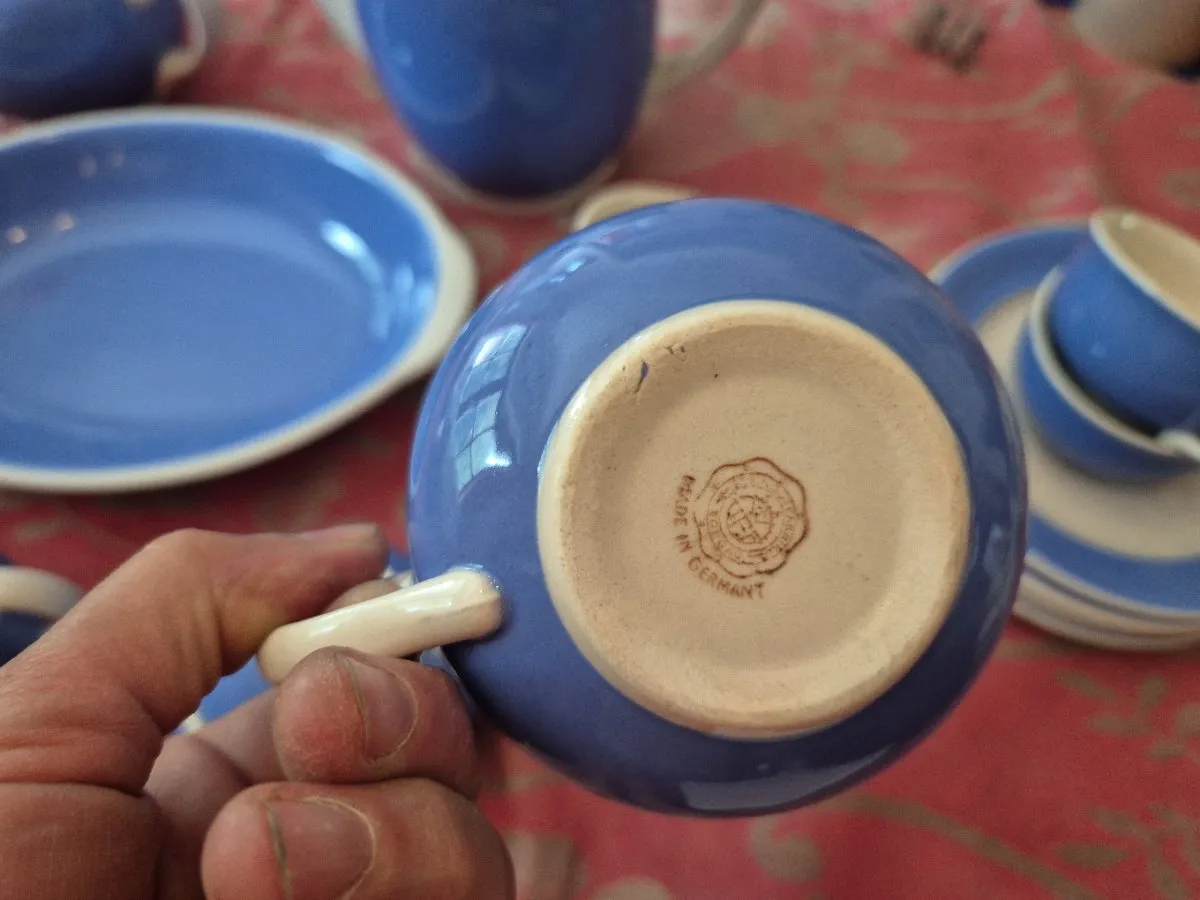 Vintage DDR Steingut Torgau Geschirr-Service Pastellblau / Lavendel 20 Teile Mid Century, € 120,- (8792 Sankt Peter-Freienstein)