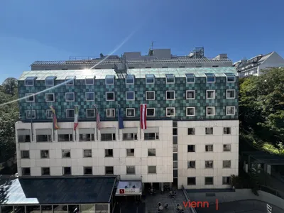 Generalsanierte lichtdurchflutete und ruhige 5-Zimmer Altbauwohnung mit separater Küche, kleinem Balkon, 2 Bädern und Abstellraum – Bild 2