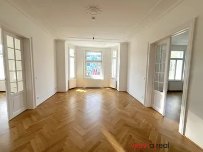 Generalsanierte lichtdurchflutete und ruhige 5-Zimmer Altbauwohnung mit separater Küche, kleinem Balkon, 2 Bädern und Abstellraum