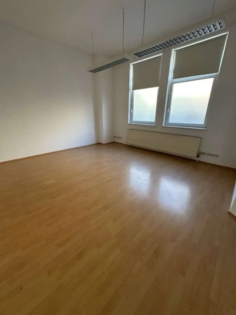 Ruhige Lage, modernes Büro/Praxis mit Autoabstellplätzen in zentraler Lage ! Unbefristet! - Ansicht 2