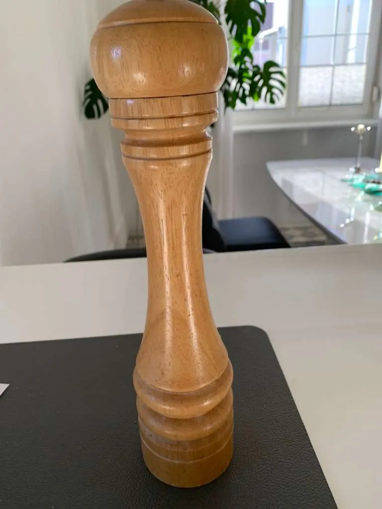 Pfeffermühle groß aus Holz, € 20,- (7400 Oberwart)