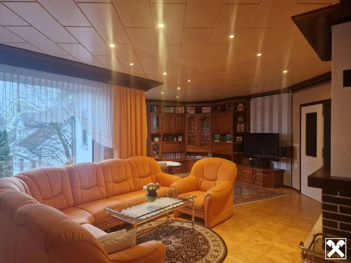 VIEL PLATZ BIETET DIESES HOCHWERTIGE WOHNJUWEL IN AUSGEZEICHNETER WOHNLAGE MIT INDOORPOOL, SAUNA, TRAUMHAFTEM WINTERGARTEN UND HERRLICHEM GARTEN SAMT ALTBAUMBESTAND - Ansicht 3