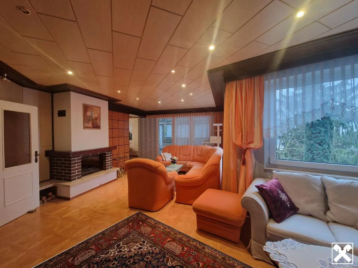 VIEL PLATZ BIETET DIESES HOCHWERTIGE WOHNJUWEL IN AUSGEZEICHNETER WOHNLAGE MIT INDOORPOOL, SAUNA, TRAUMHAFTEM WINTERGARTEN UND HERRLICHEM GARTEN SAMT ALTBAUMBESTAND - Ansicht 2