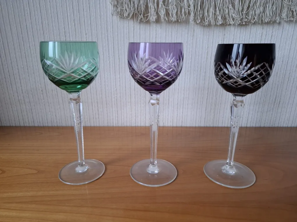 3 bunte Kristallgläser Weingläser, € 39,- (2100 Leobendorf)