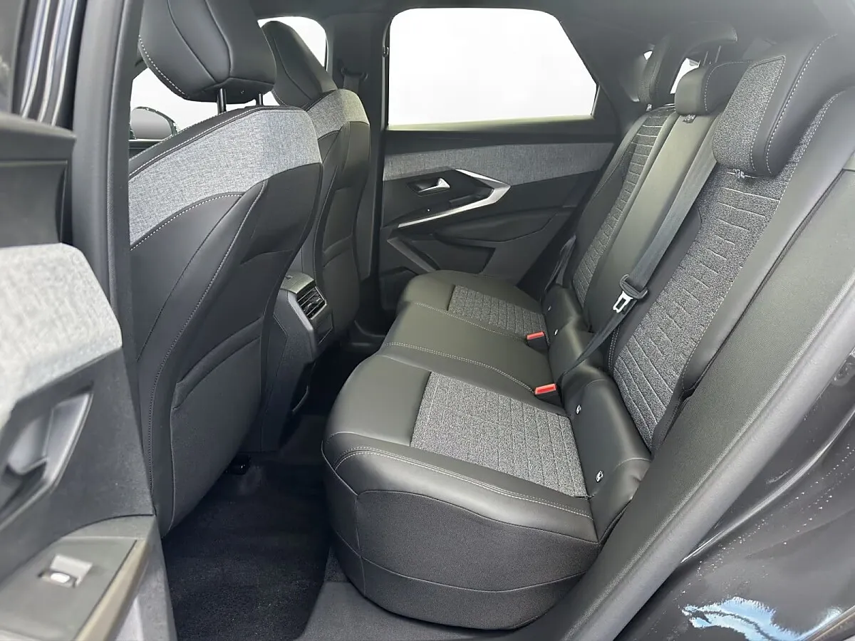 Peugeot 3008 1.2 Hybrid 145 Allure – Bild 13