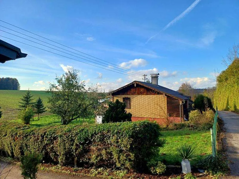 Baugrundstück mit Altbestand und Blick ins Grüne in ländlicher Ruhelage - Ansicht 2