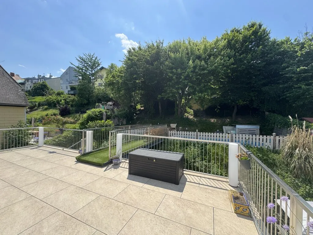 Großzügiges 5 Zimmer Haus mit Swimming Pool, Dachterrasse und Fernblick - Ansicht 3