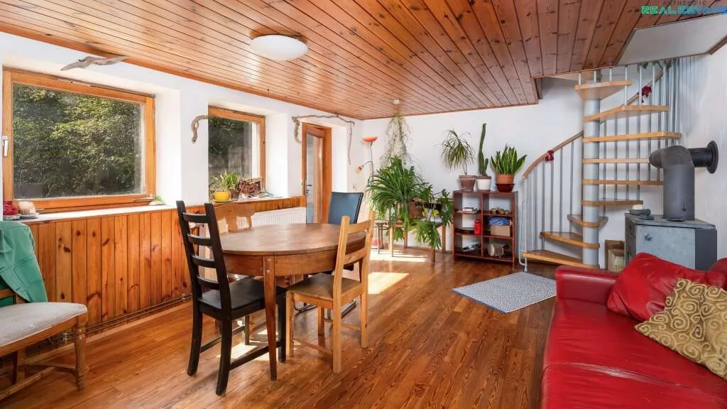 Bunte Villa mit Scheune und 2500 m² Grundstück - Widok 2