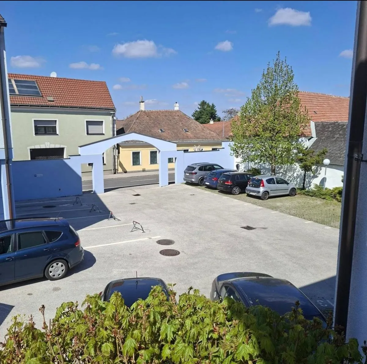 Zentral, ruhig und komplett möbilierte 3 Zimmer Wohnung mit Balkon - Ansicht 3