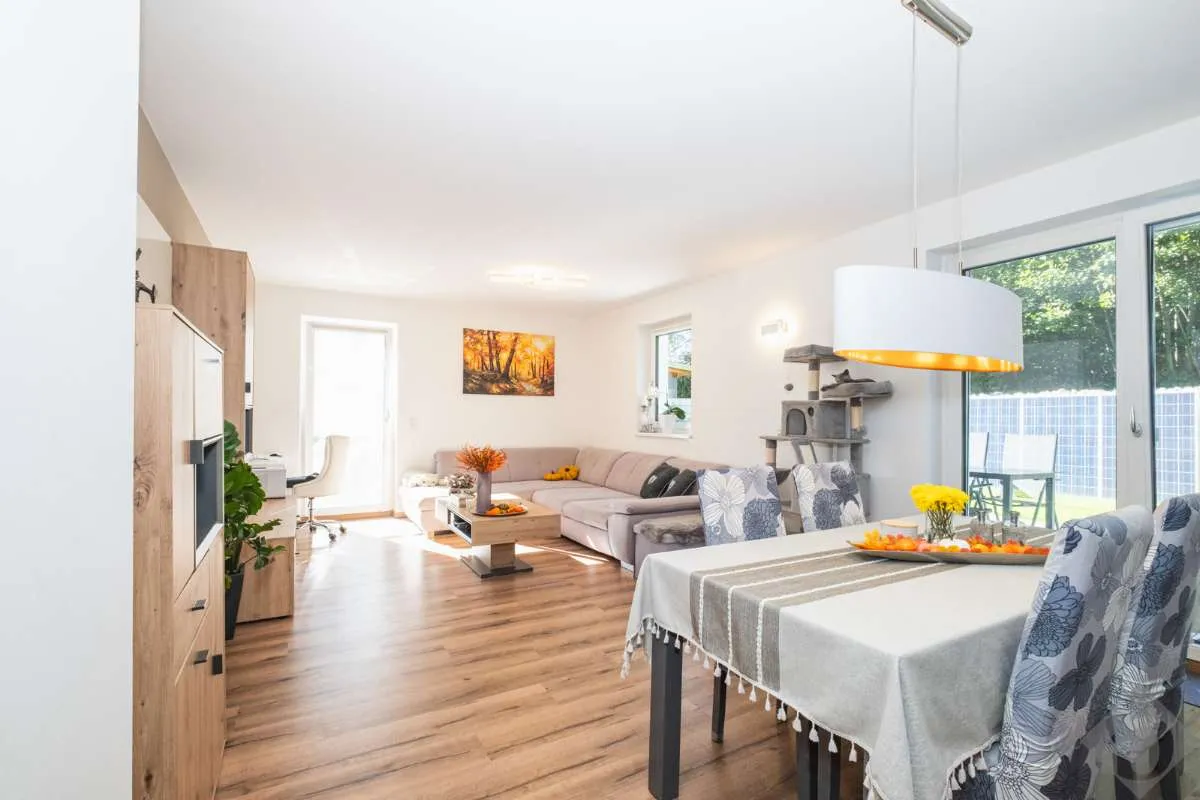 Modernes Einfamilienhaus mit sonnigem Garten in Bergheim - Ansicht 3