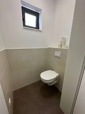 4-Zimmer-Gewerbeimmobilie mieten in Wiener Neustadt Land – 1 405 m², € 3.450 – Bild 21 von 24