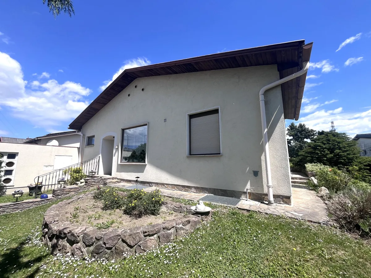 netter Bungalow & Keller & Garage - Ansicht 2