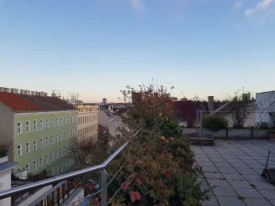 Wohnen in einem toprenovierten Spätbiedermeierhaus. Traumhafte 2 Zimmeraltbauwohnung in zentraler Ruhelage Mariahilfs mit Terrassenmitbenützung – Bild 2