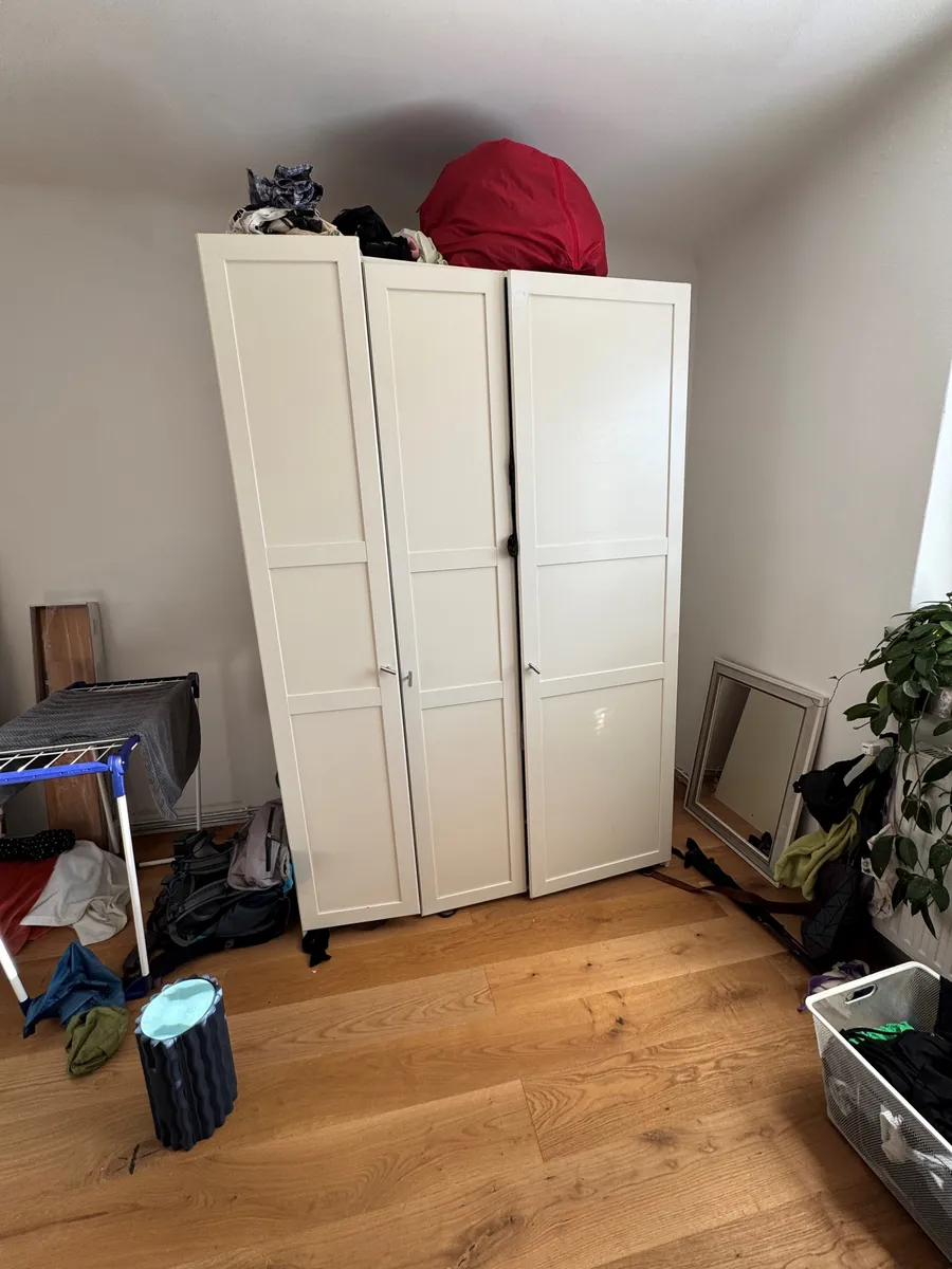 IKEA PAX Kleiderschrank 150 × 58 × 236 cm - weiß - 3 Türen, € 100,- (1090 Wien)