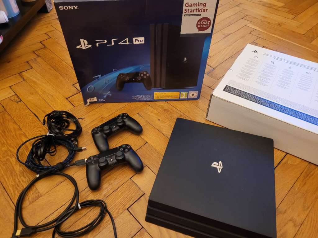 PS4 pro 1TB mit zwei Controller und factory ein Spiel VB